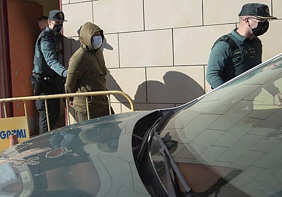 El autor confeso del crimen, Johan S., saliendo del juzgado junto a dos guardias civiles, en febrero de 2022, para ser llevado a prisión.