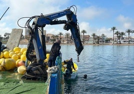 Operarios se preparan para un balizamiento en el Mar Menor.