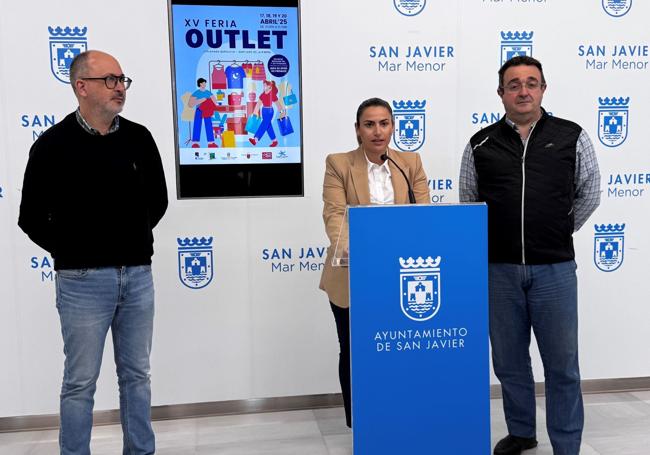 La concejala Isabel Madrid , acompañada por Marcelino Pardo, representante de la asociación San Javier, Ciudad de Compras e Iván Piqué, de San Javier Único, presentan la Feria Outlet.