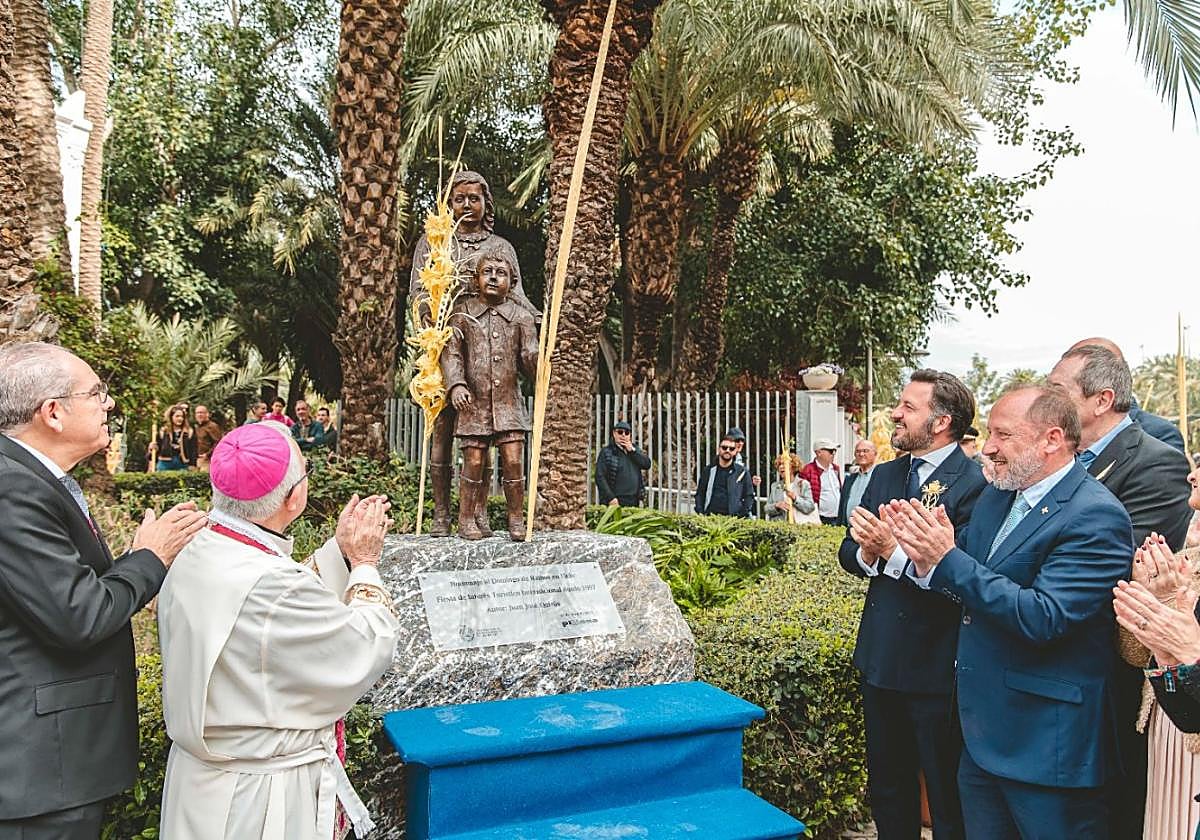 Momento de la inauguración del monumento, con Quirós a la derecha.