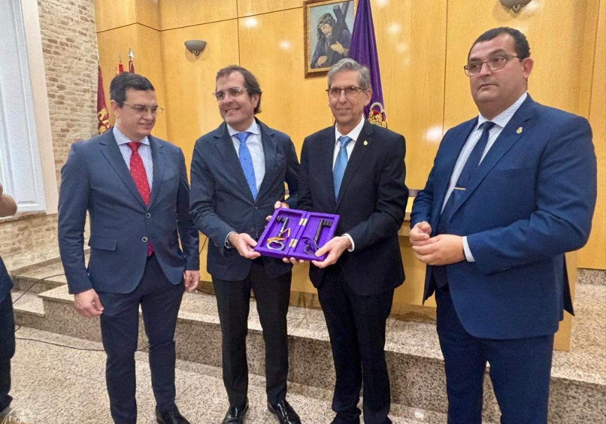 El Puerto de Cartagena cede las llaves de la Pescadería a los marrajos para que salga el Jesús el viernes
