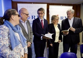 Luis Alberto Marín, ayer, con el presidente del Cermi, Pedro Martínez, y otros representantes.