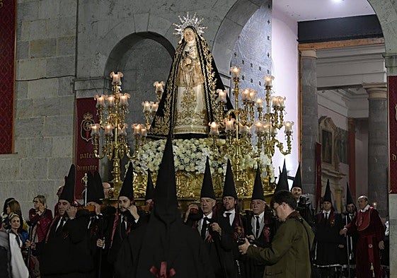 La Virgen de la Soledad, obra de Sánchez Lozano, sale de la iglesia de San Antolín a hombros de los portapasos.