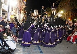 Paso de la Negación de San Pedro, de la Cofradía del Rollo, el Miércoles Santo. Arriba, cartel de Martes Santo.