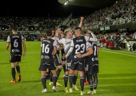Una plantilla distinta. Gallar celebra junto a sus compañeros el gol de Rubén Castro ante el Sporting de Gijón en la 2021/22.