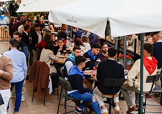 Ambiente en una terraza, el Domingo de Ramos a la hora del aperitivo.