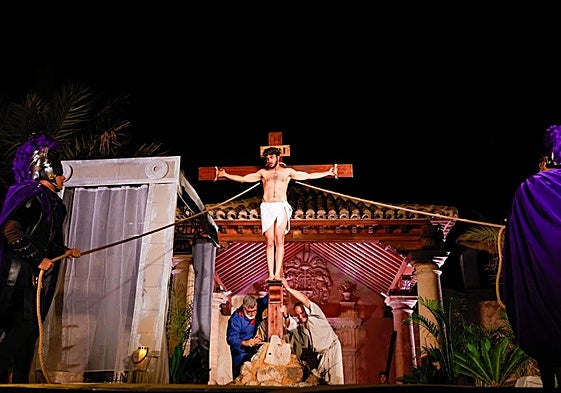 Jesús en la cruz, anoche, en el vía crucis viviente.