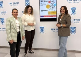Autoridades y técnicos, ayer, tras la presentación del servicio.