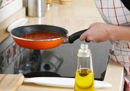 El remedio exprés para eliminar las manchas de aceite: solo necesitas un producto de tu cocina.