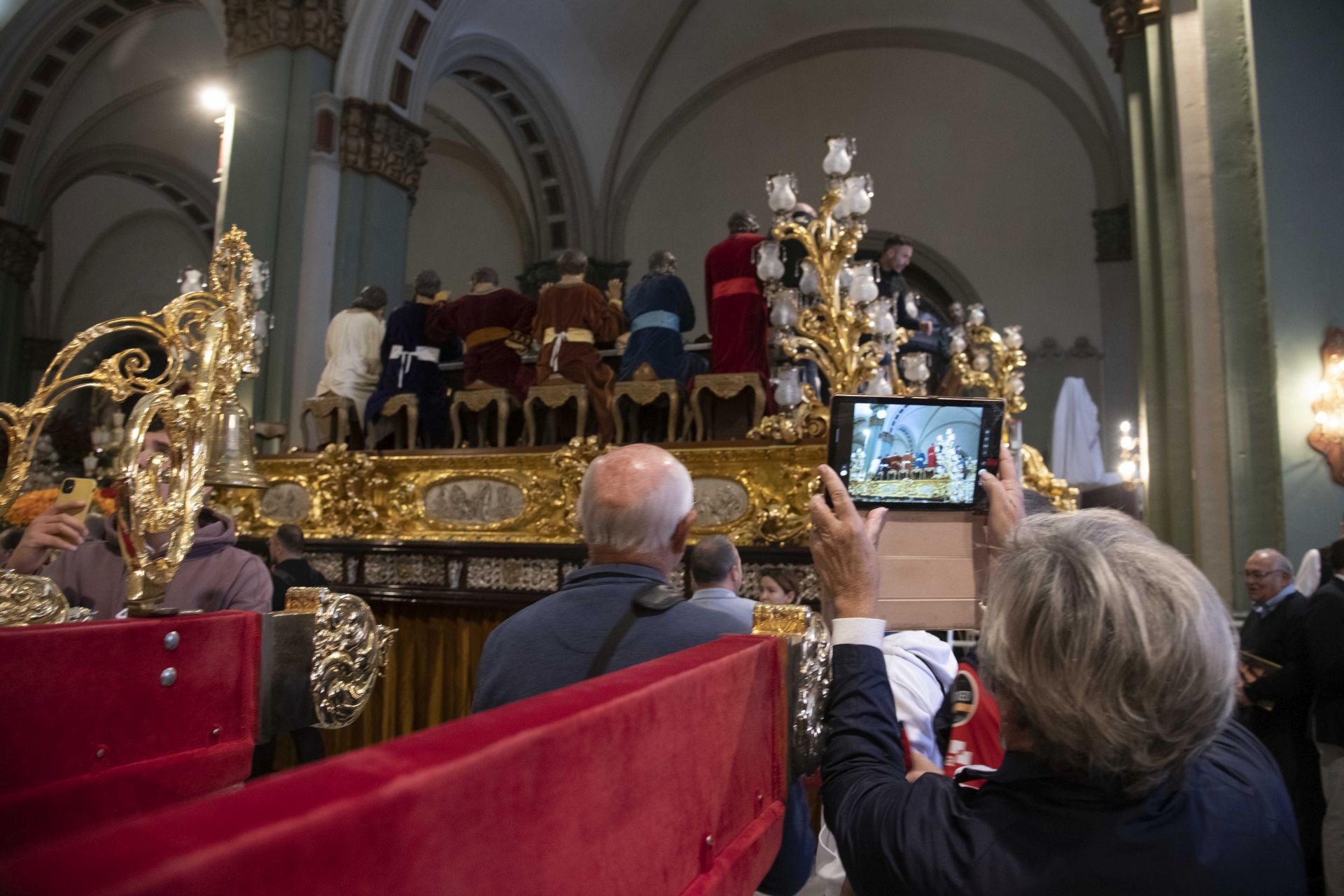 A por la cena con las manos lavadas