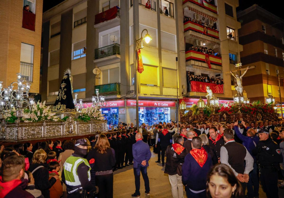 La Virgen de la Soledad, Nuestro Señor Jesús de la Penitencia y el Cristo de la Sangre en el encuentro en la plaza de la Estrella, anoche, ante miles de personas.