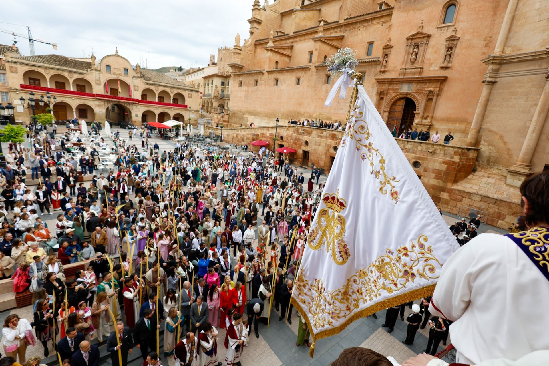 Casas con balcones de bandera en Lorca, en imágenes