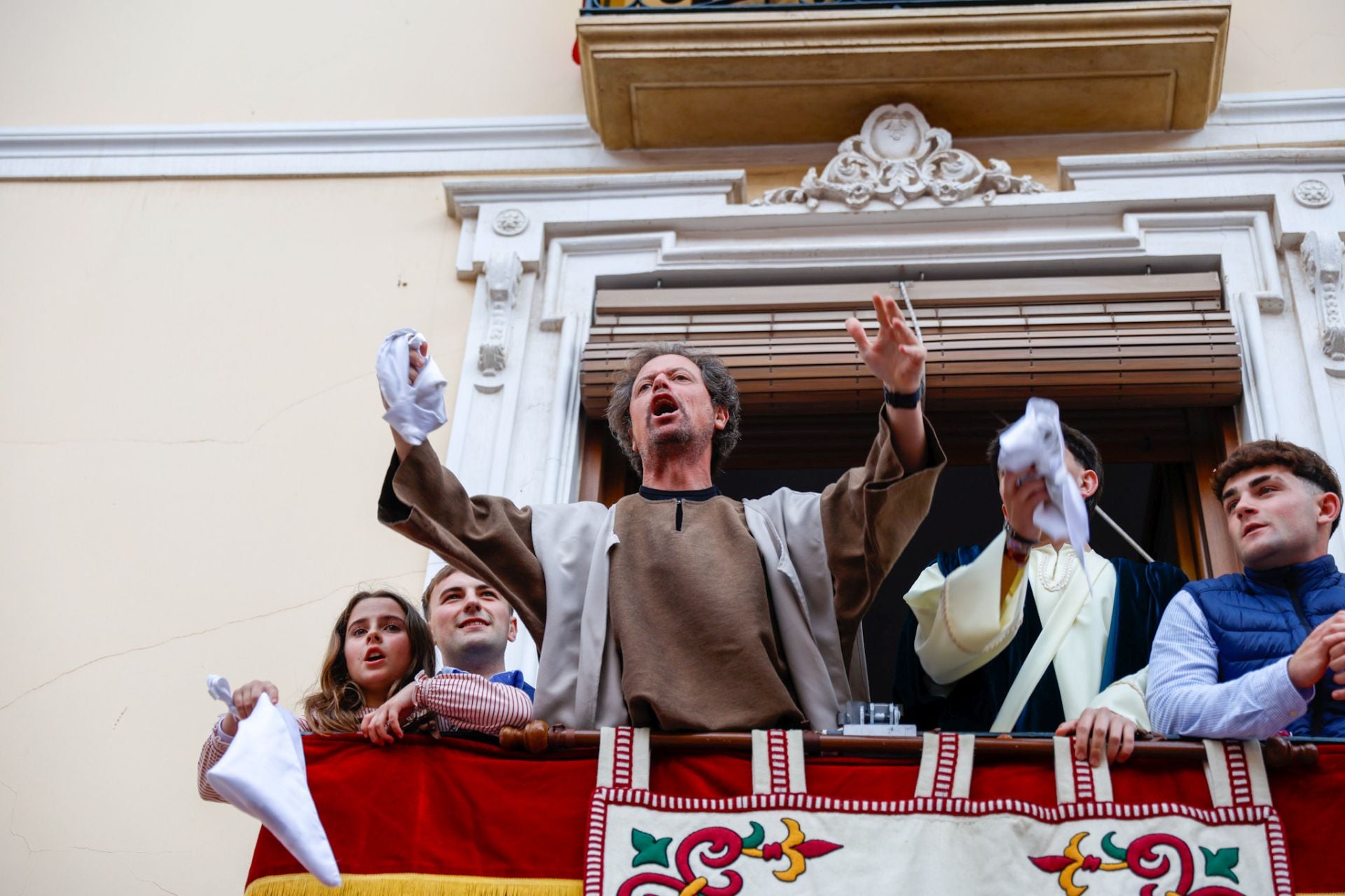 Casas con balcones de bandera en Lorca, en imágenes