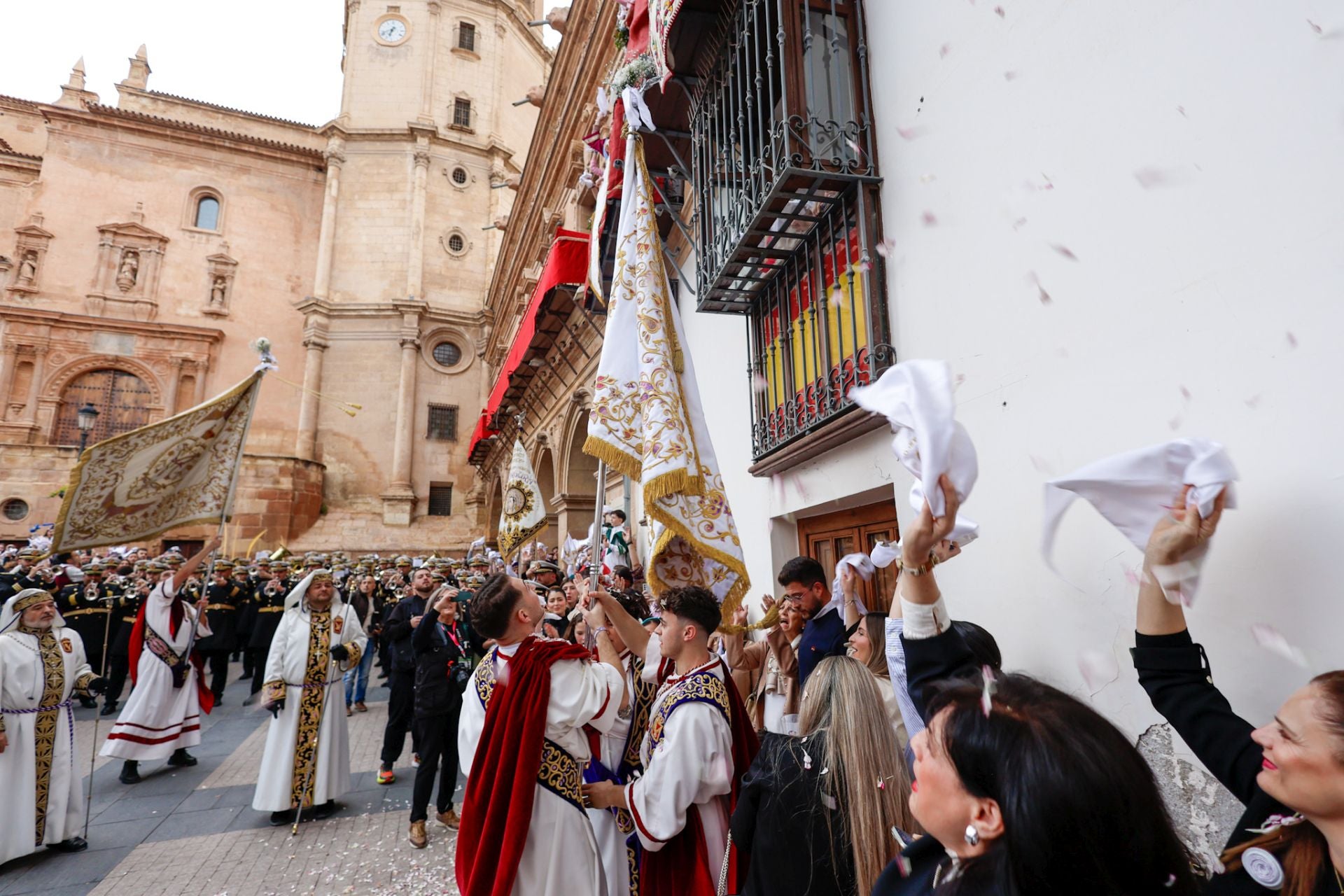 Casas con balcones de bandera en Lorca, en imágenes