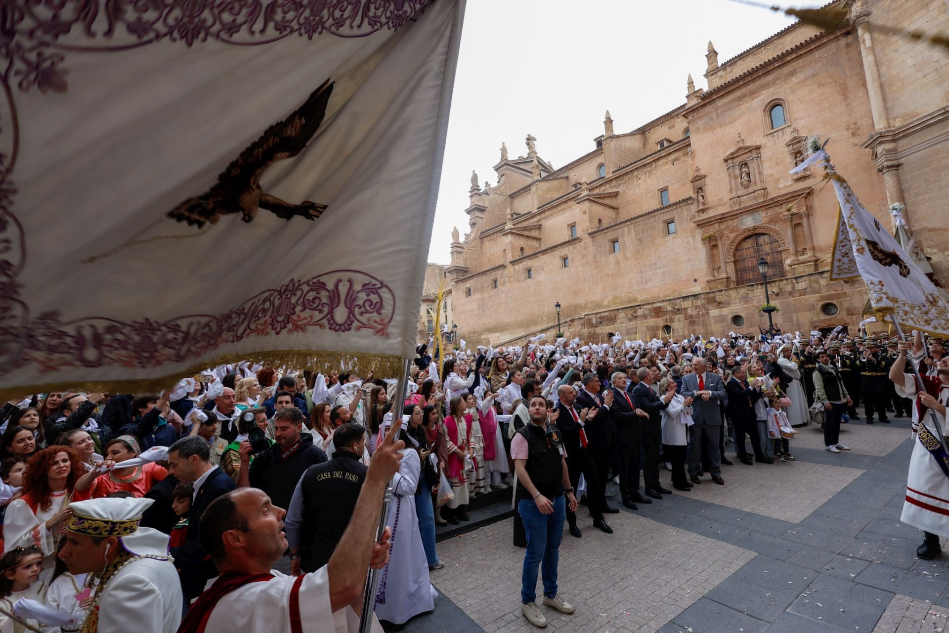 Casas con balcones de bandera en Lorca, en imágenes