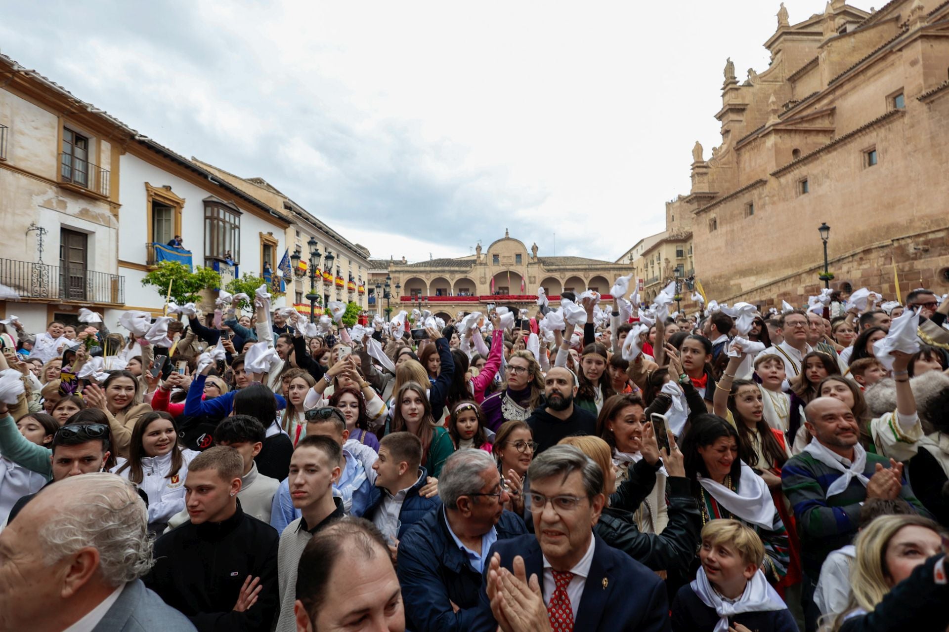 Casas con balcones de bandera en Lorca, en imágenes