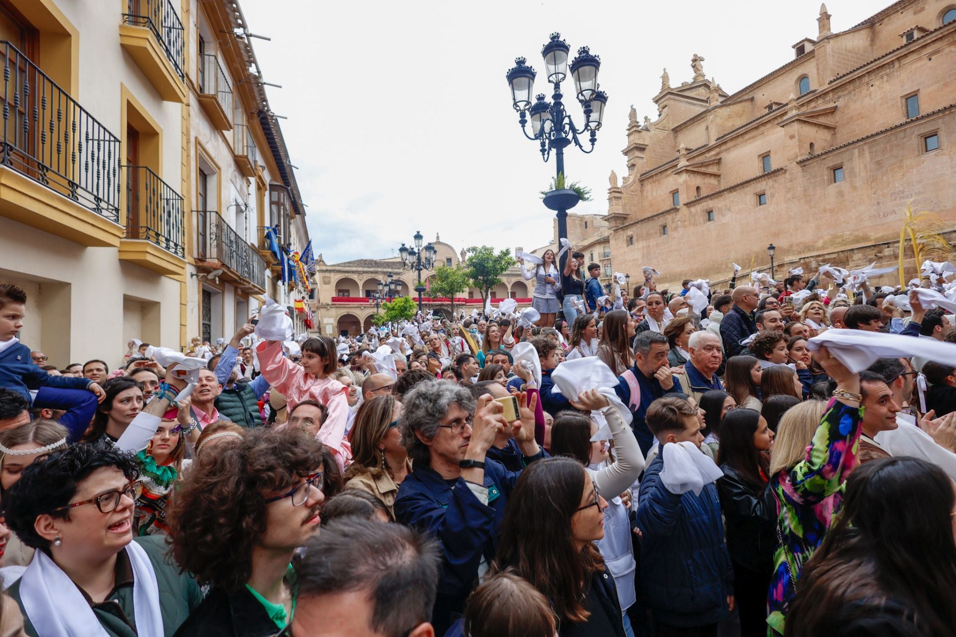 Casas con balcones de bandera en Lorca, en imágenes