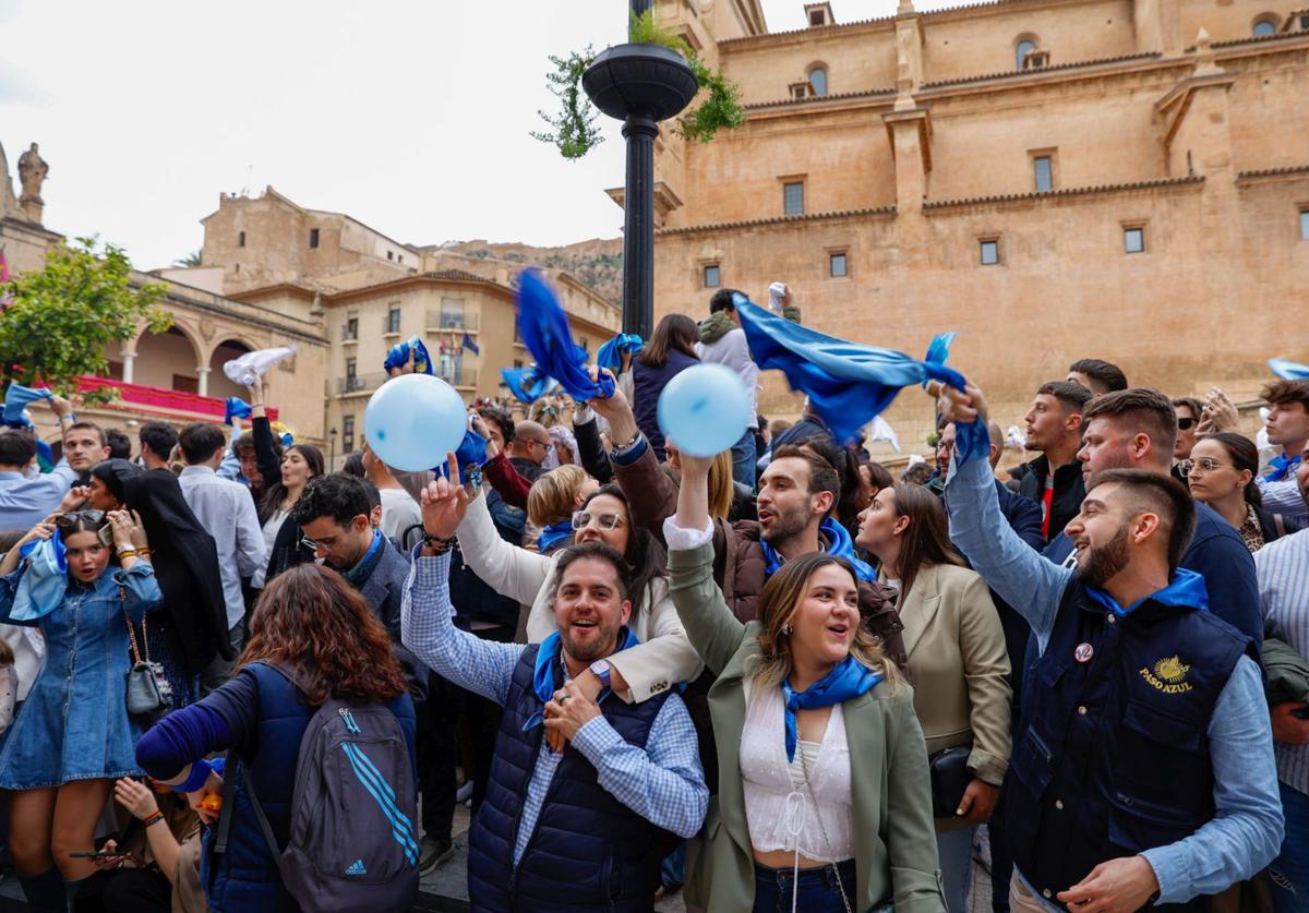 Casas con balcones de bandera en Lorca, en imágenes