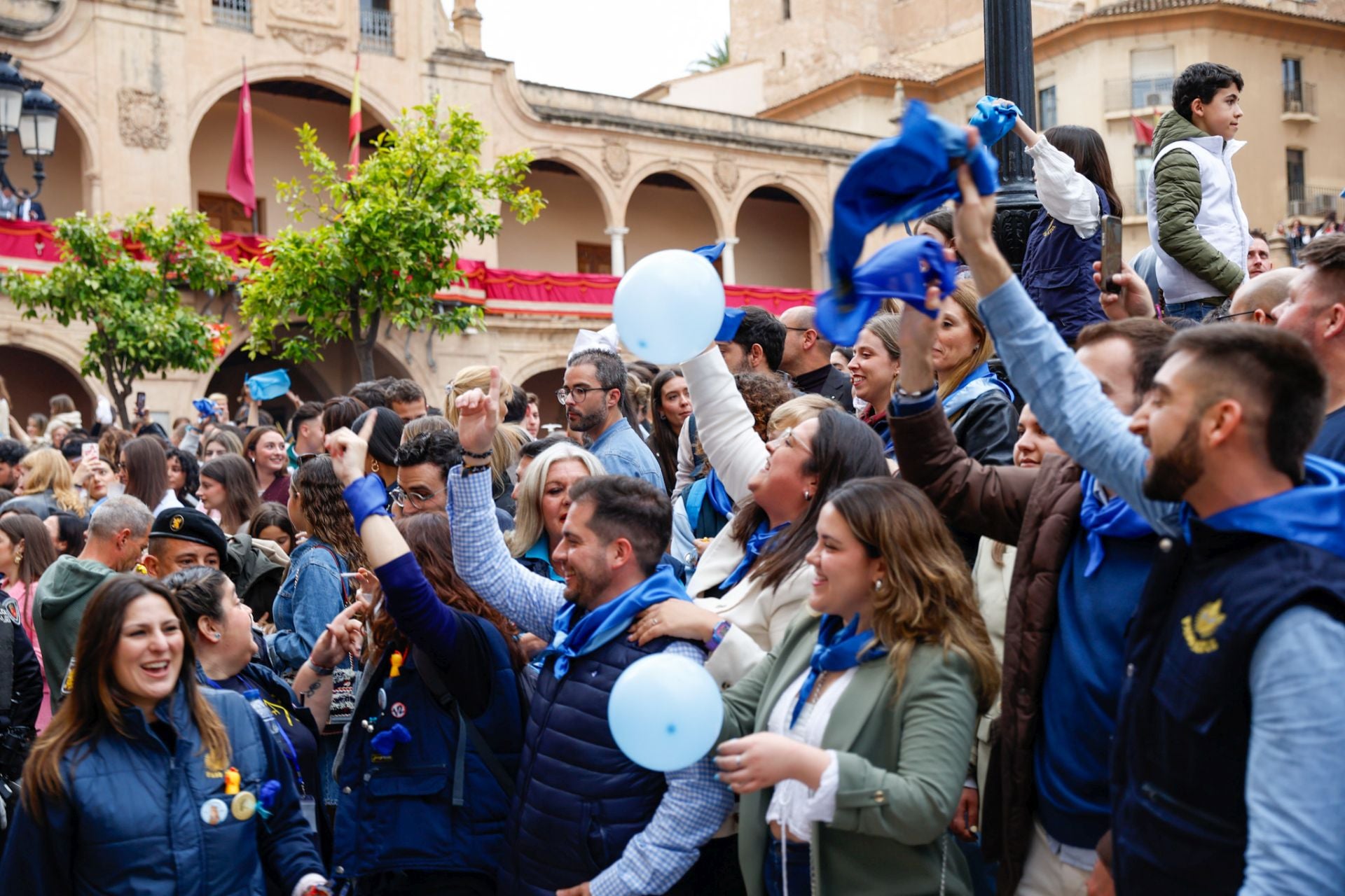 Casas con balcones de bandera en Lorca, en imágenes