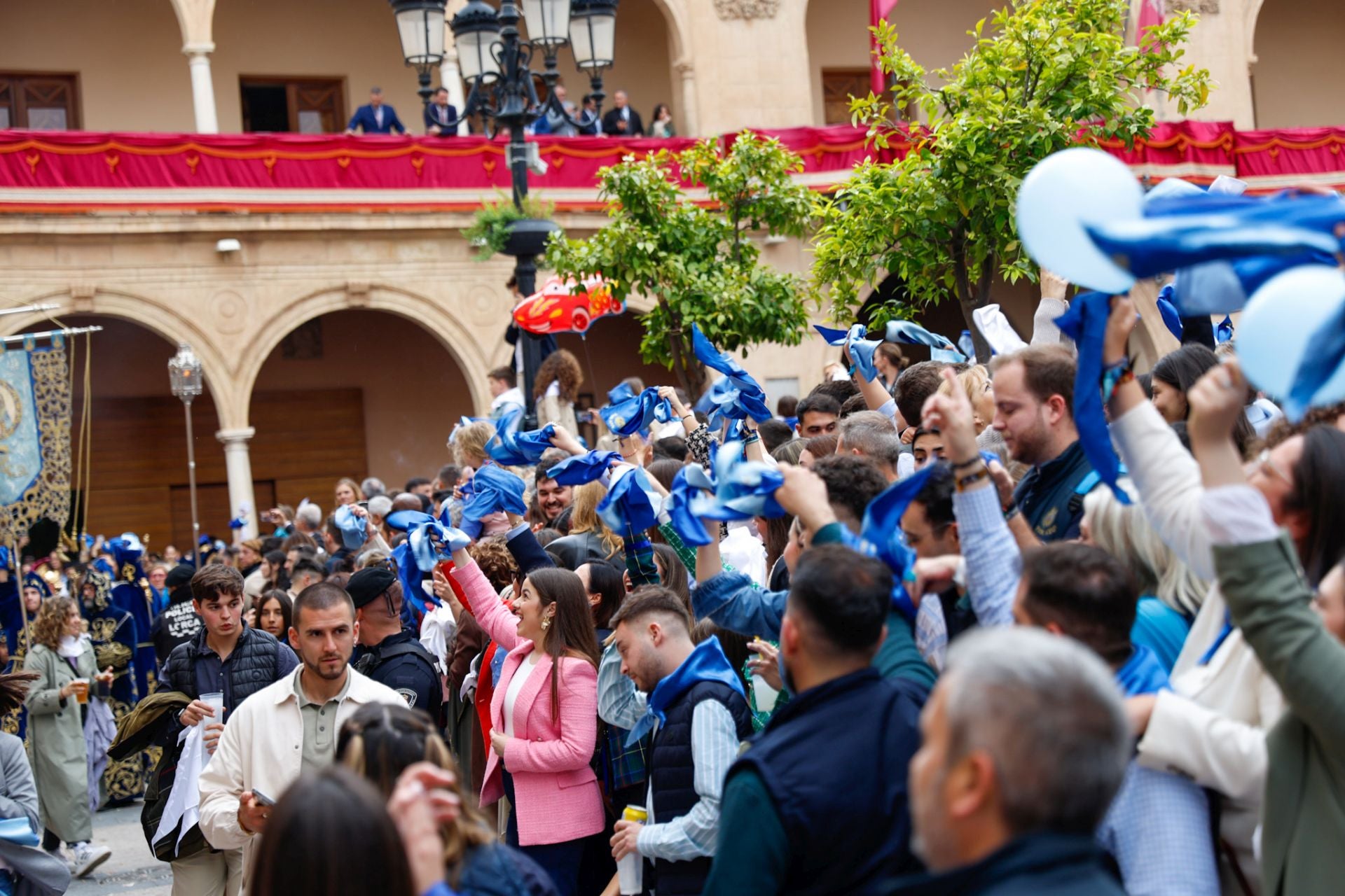Casas con balcones de bandera en Lorca, en imágenes