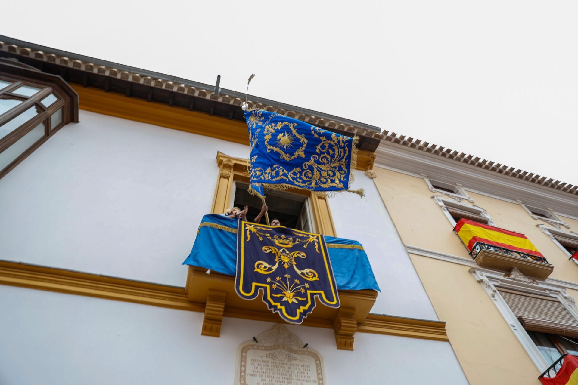 Casas con balcones de bandera en Lorca, en imágenes