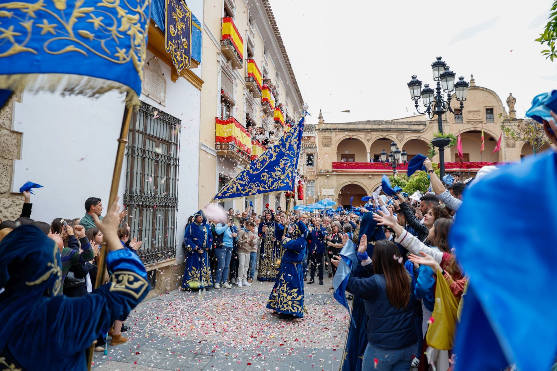 Casas con balcones de bandera en Lorca, en imágenes