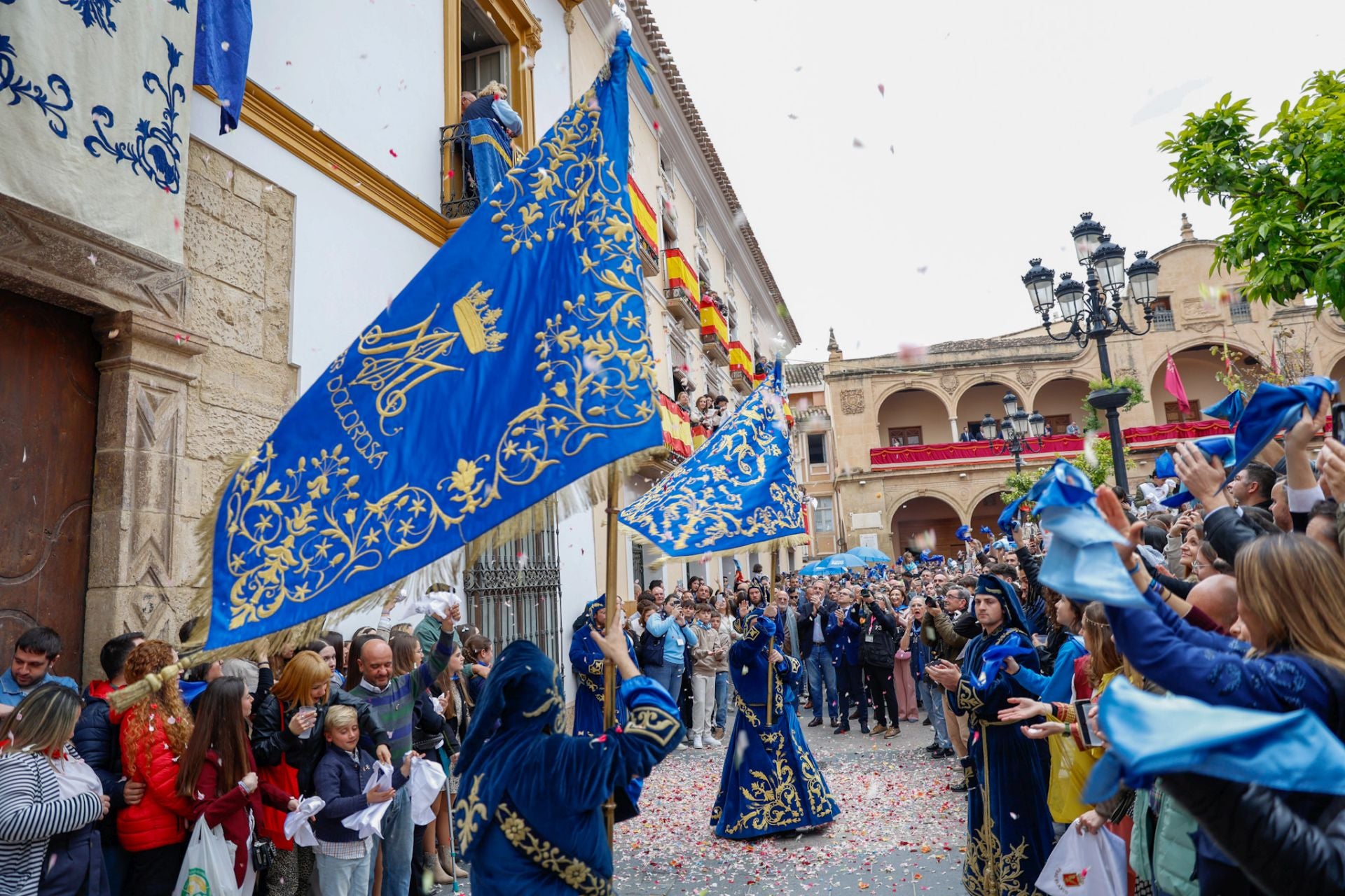 Casas con balcones de bandera en Lorca, en imágenes