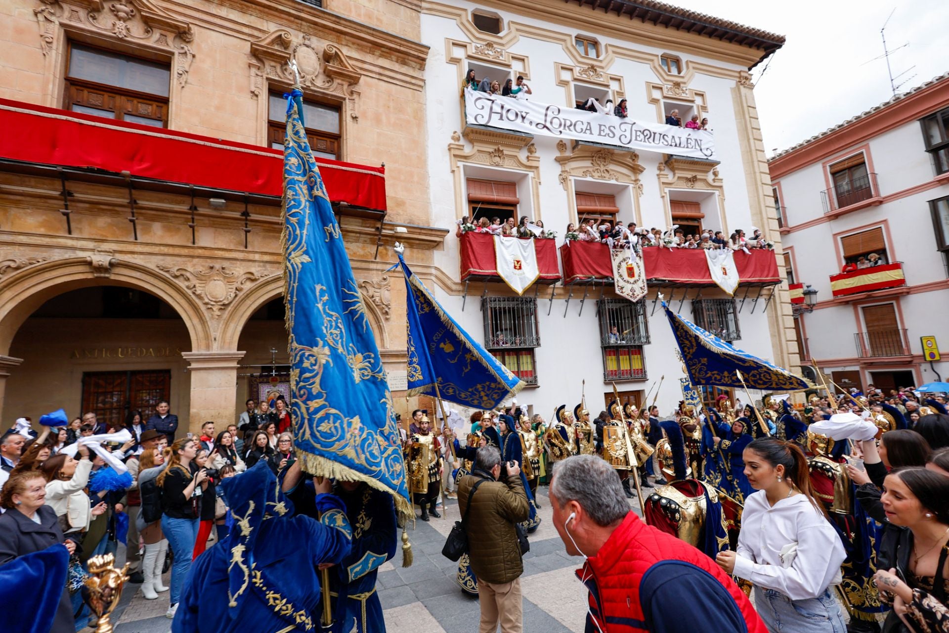 Casas con balcones de bandera en Lorca, en imágenes