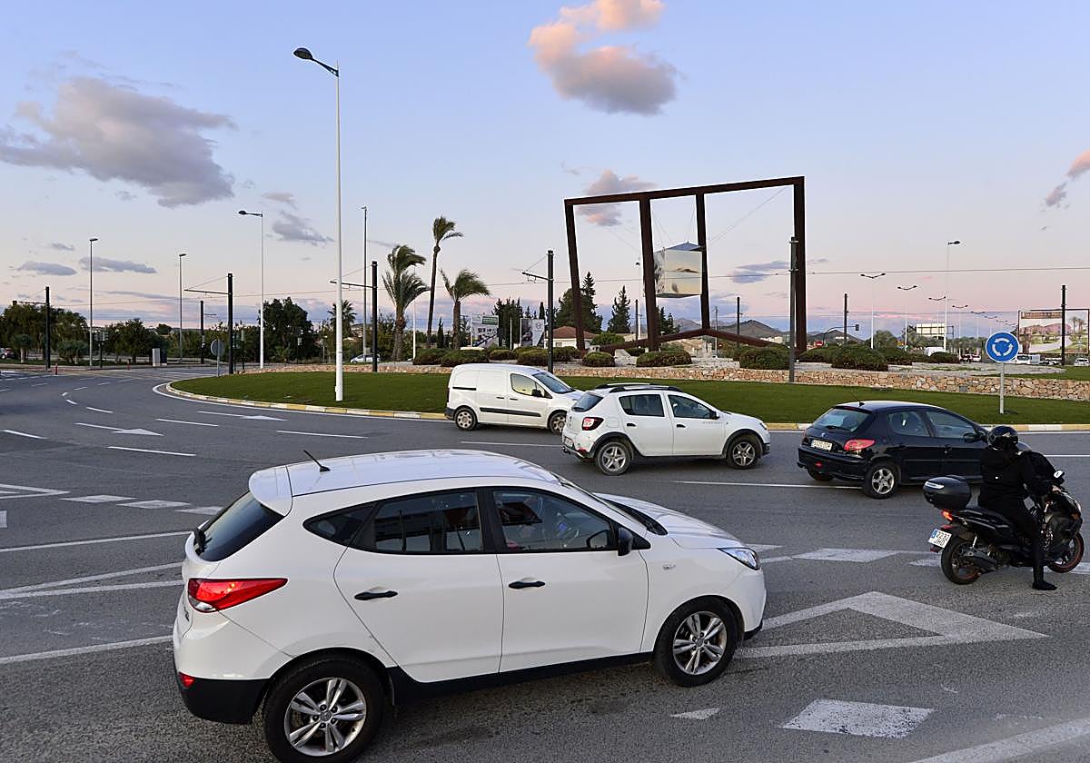 Vehículos entrando a la rotonda de Los Cubos de Murcia, en una imagen de arhcivo.