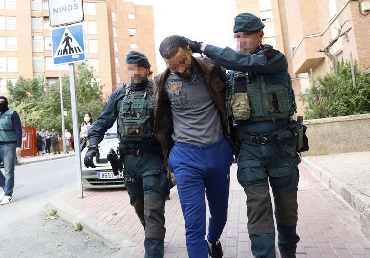 Dos guardias civiles y el yihadista detenido, el pasado 2 de abril, en Murcia.