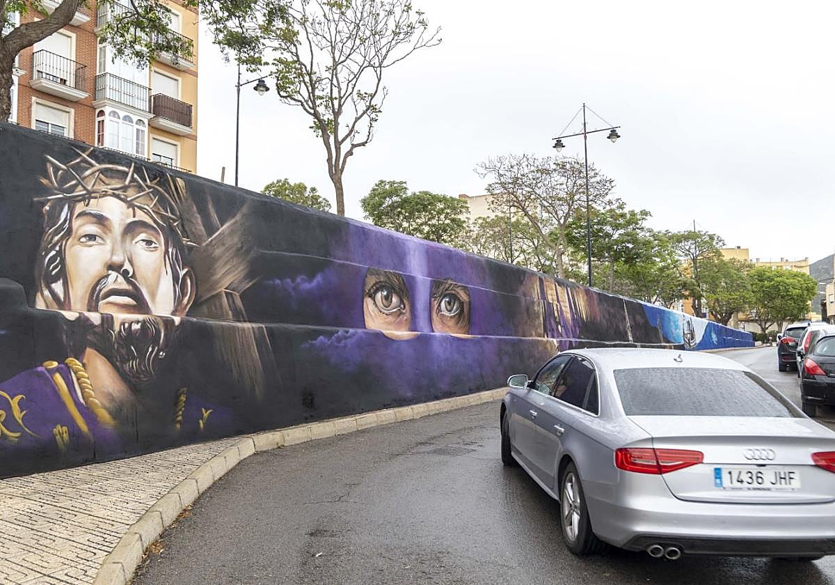 Un coche pasa frente a la imagen del titular marrajo, inmortalizado en la calle Subida del Nazareno.
