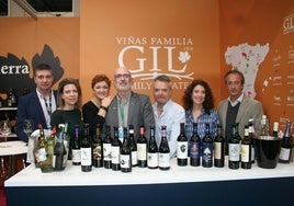 Parte del equipo humano de Bodegas Juan Gil, en la feria.