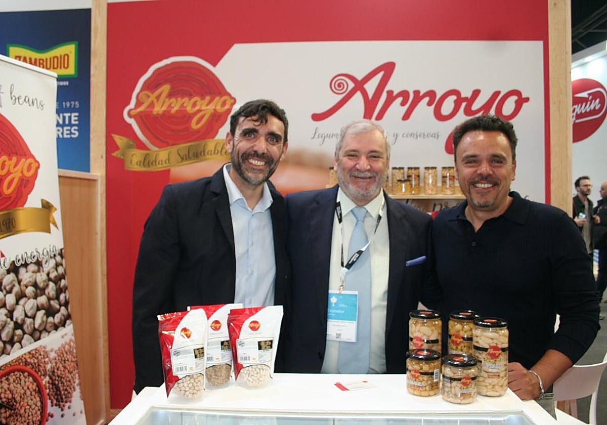 El estand de Arroyo y su equipo en la feria.