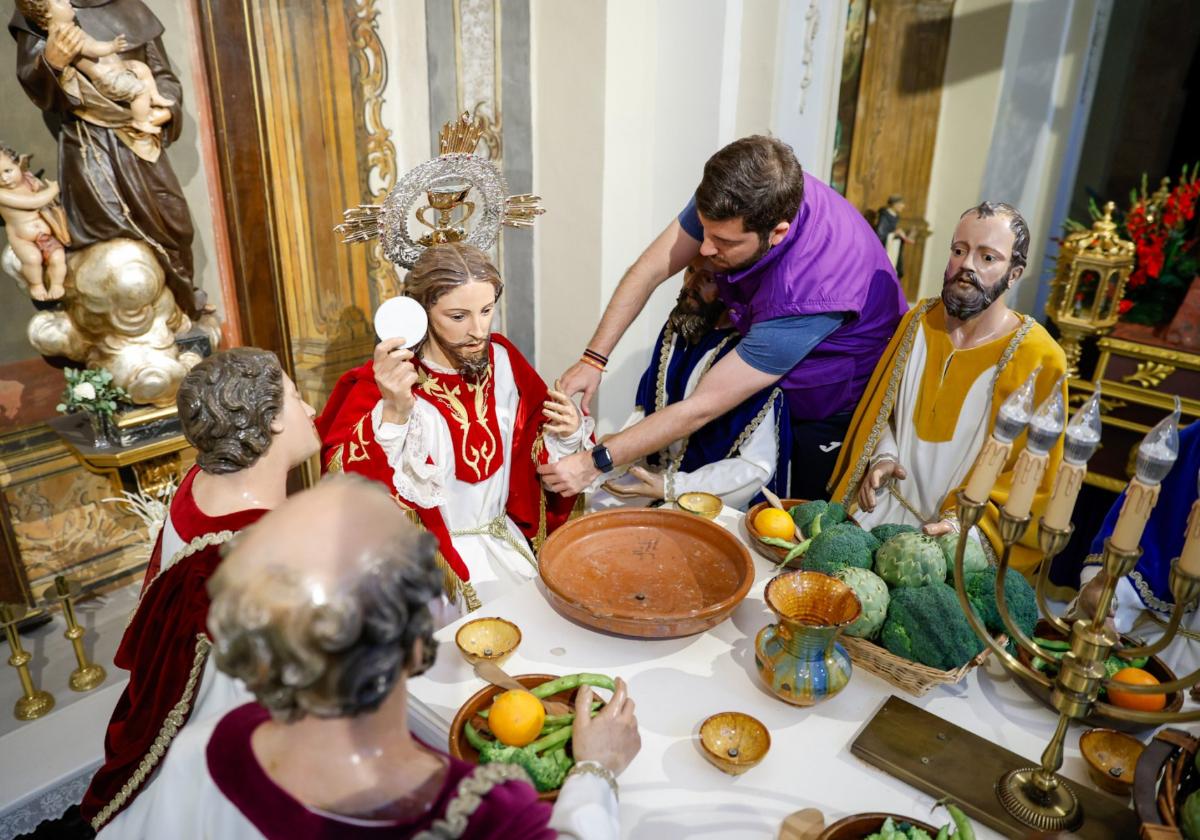 El paso morado prepara la santa cena para la procesión | la verdad