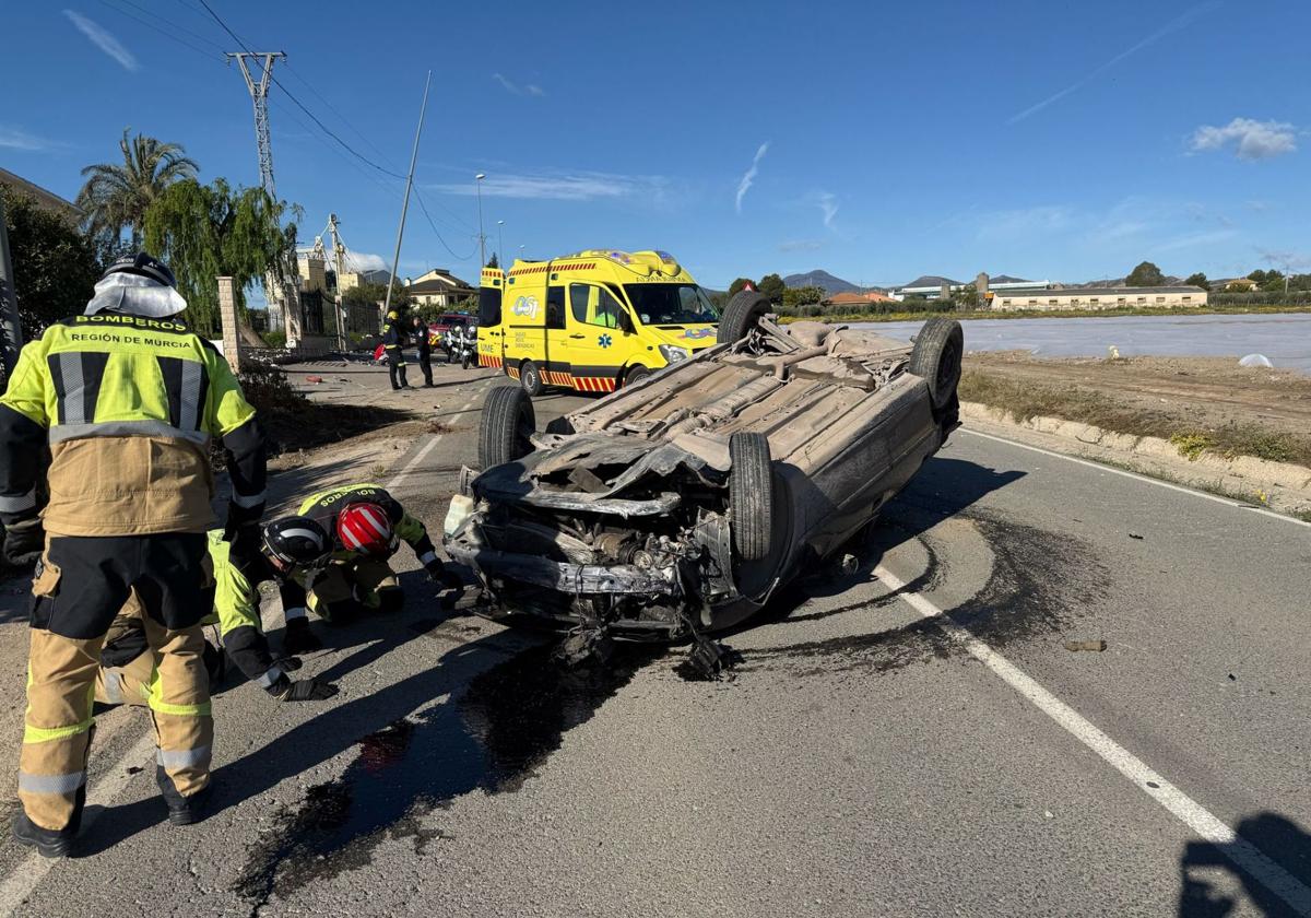 Tres jóvenes heridos al volcar su coche en Puerto Lumbreras