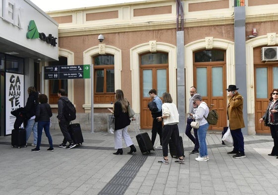 Pasajeros entran en la estación Murcia del Carmen, en una imagen de archivo.