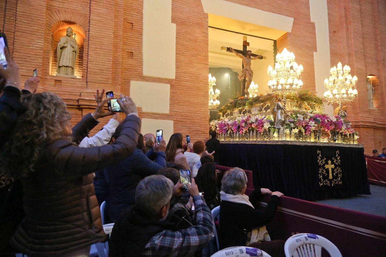 La procesión del Santo Entierro en Cartagena, en imágenes