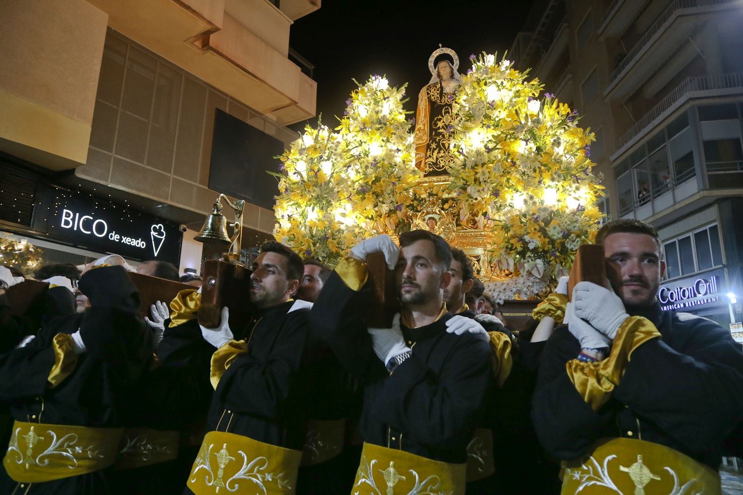 La procesión del Santo Entierro en Cartagena, en imágenes