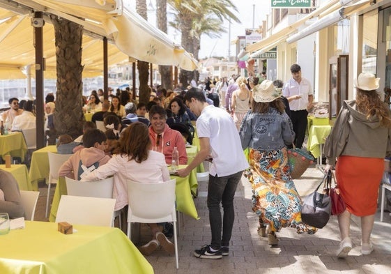 Aspecto de las terrazas de restaurantes, ayer, en Cabo de Palos.