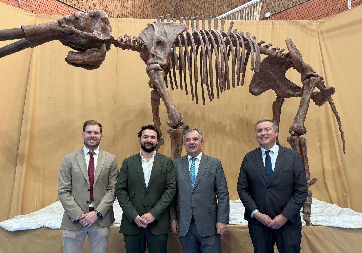 El esqueleto de mamut estepario acapara la atención en la Feria de Minerales y Fósiles de La Unión
