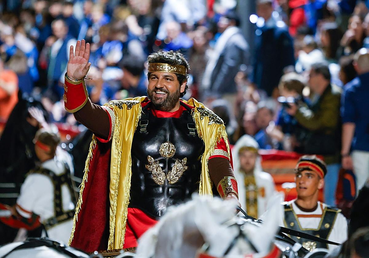 López Miras conduce la cuadriga, este viernes, en Lorca.