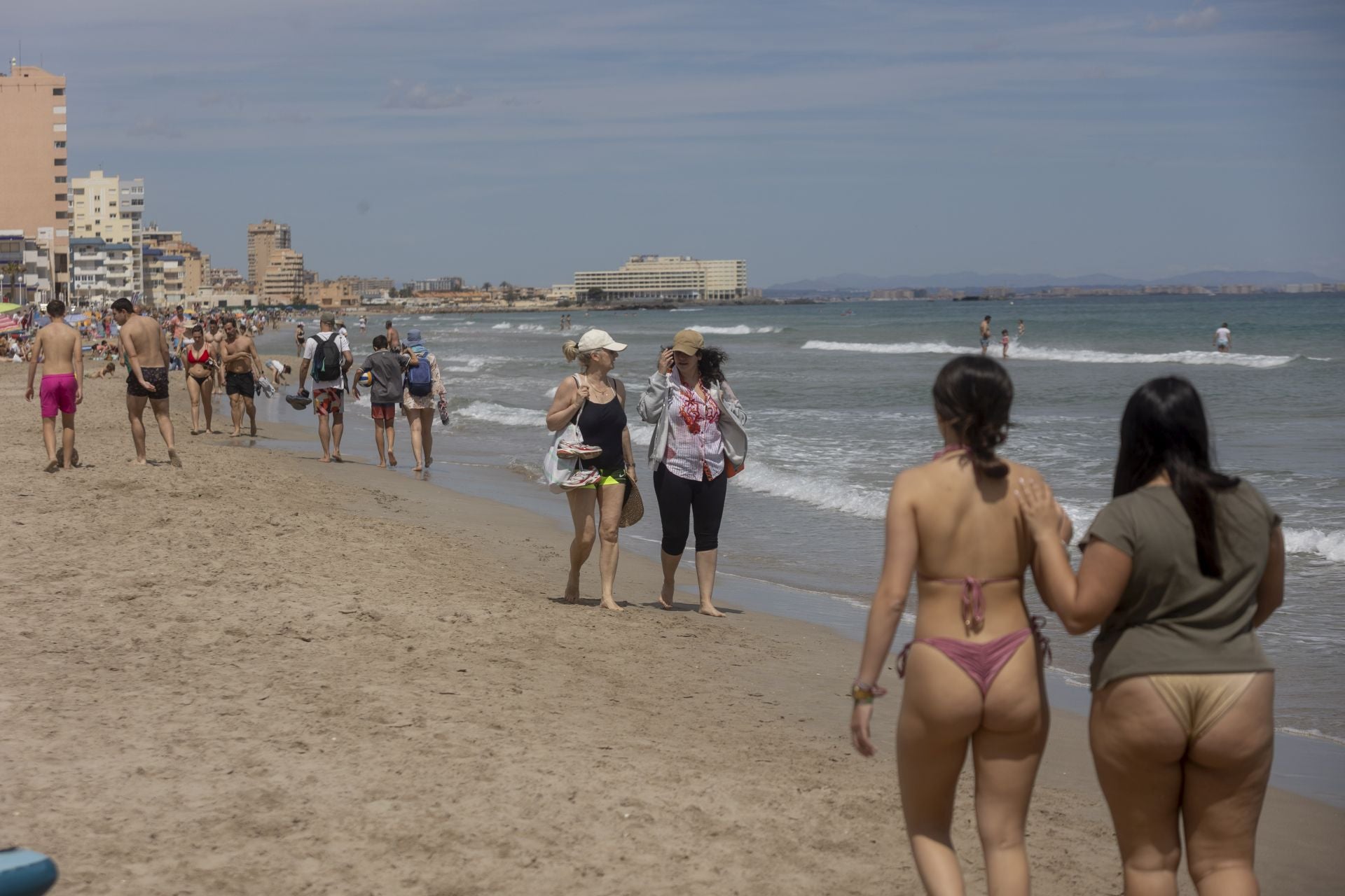 Las playas de La Manga del Mar Menor se llenan de turistas, en imágenes