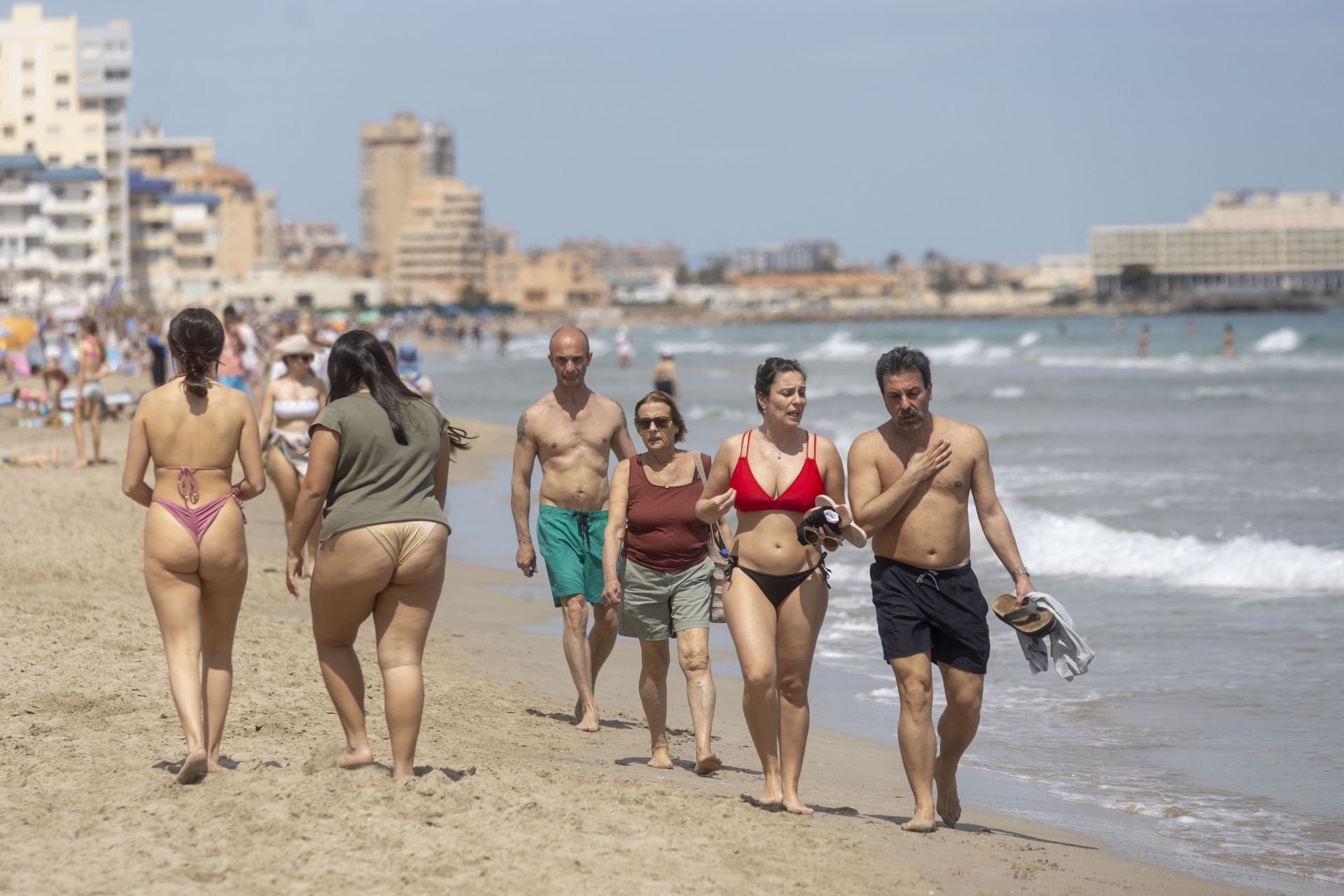 Las playas de La Manga del Mar Menor se llenan de turistas, en imágenes