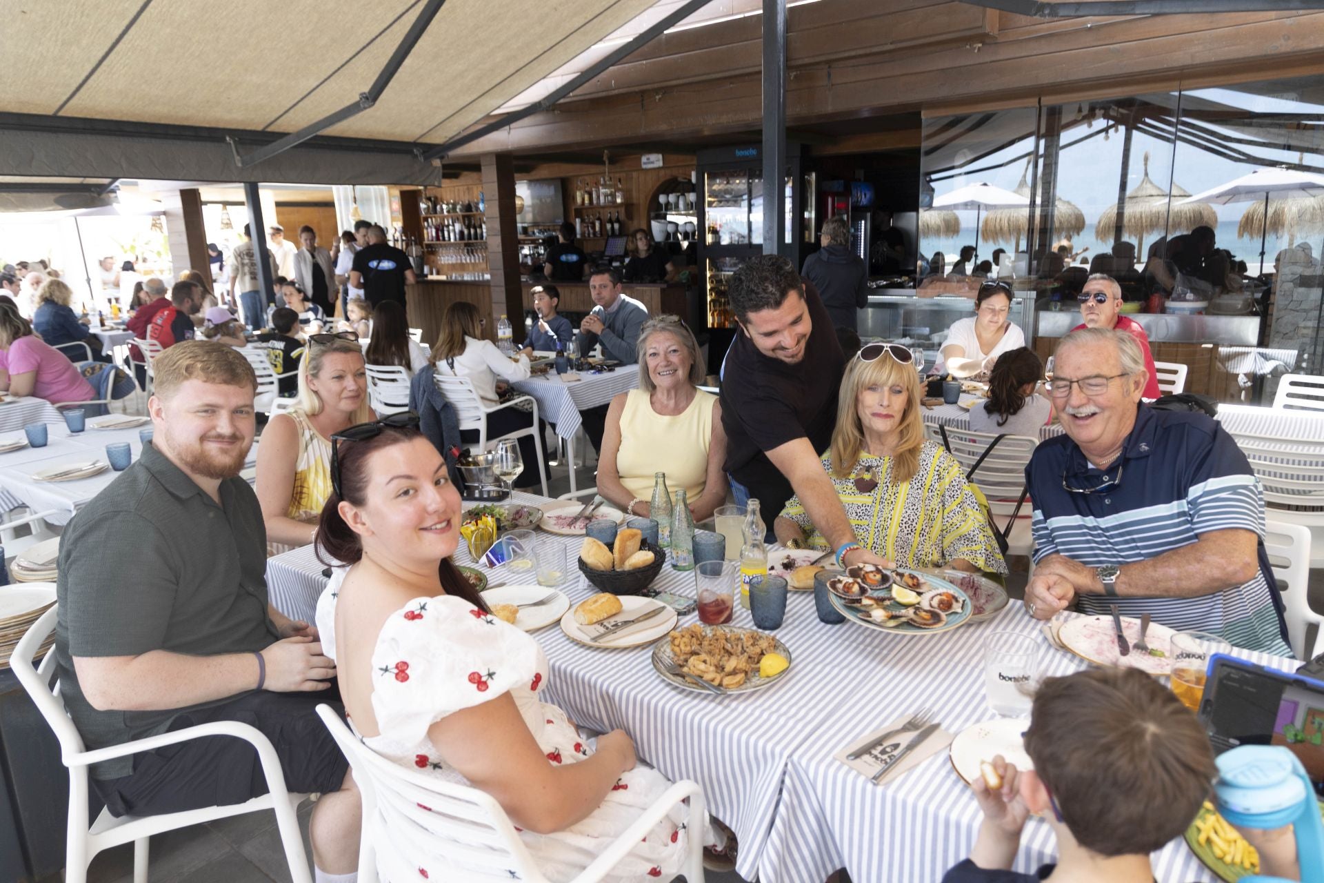 Las playas de La Manga del Mar Menor se llenan de turistas, en imágenes