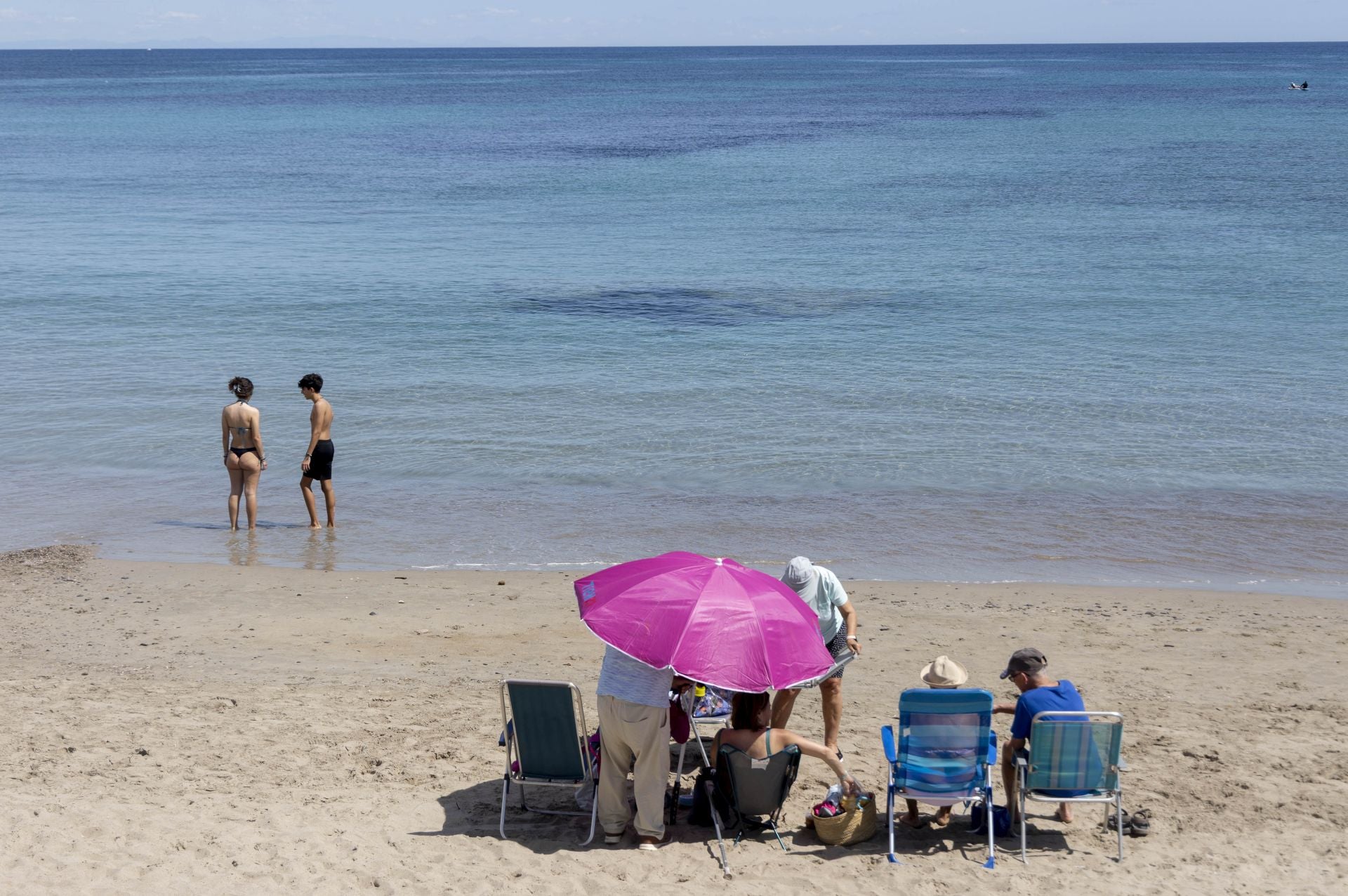 Las playas de La Manga del Mar Menor se llenan de turistas, en imágenes