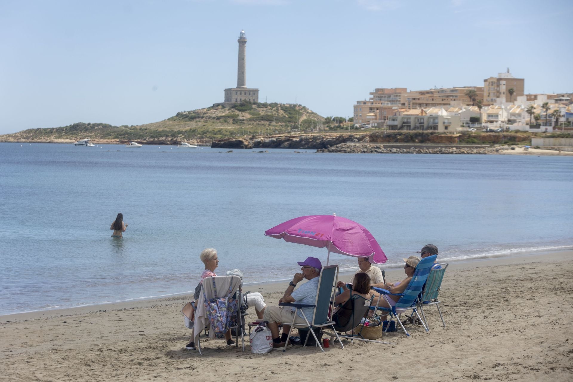 Las playas de La Manga del Mar Menor se llenan de turistas, en imágenes