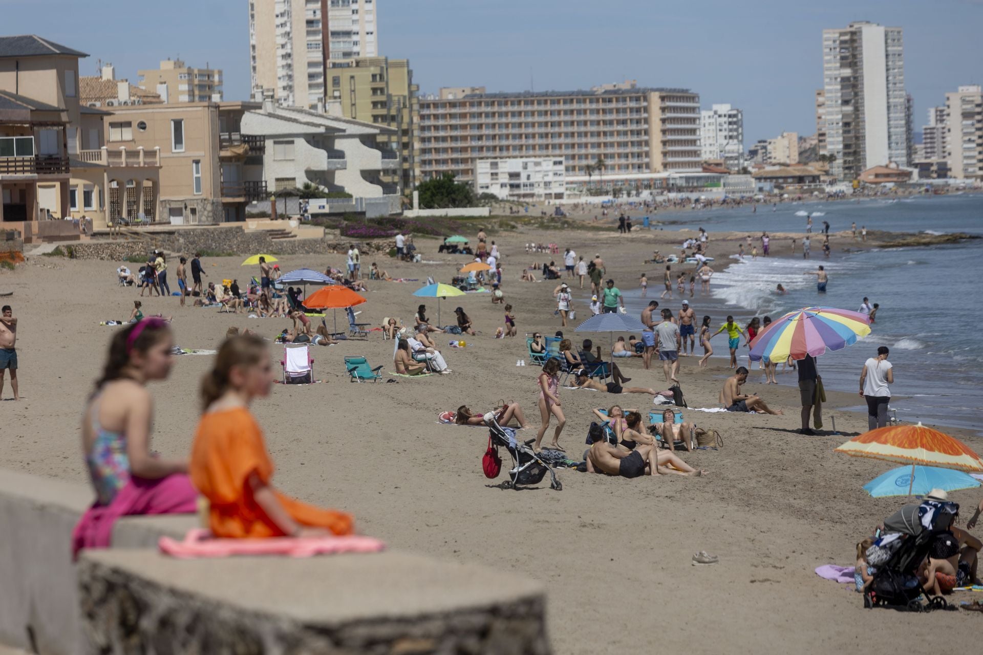 Las playas de La Manga del Mar Menor se llenan de turistas, en imágenes