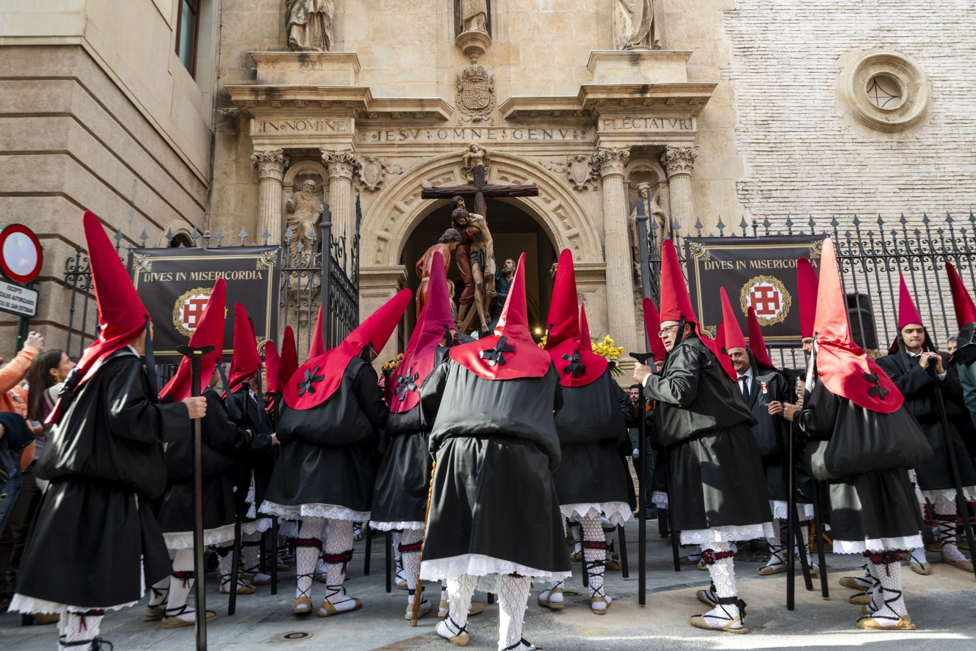Luto en las calles de Murcia en el Viernes Santo