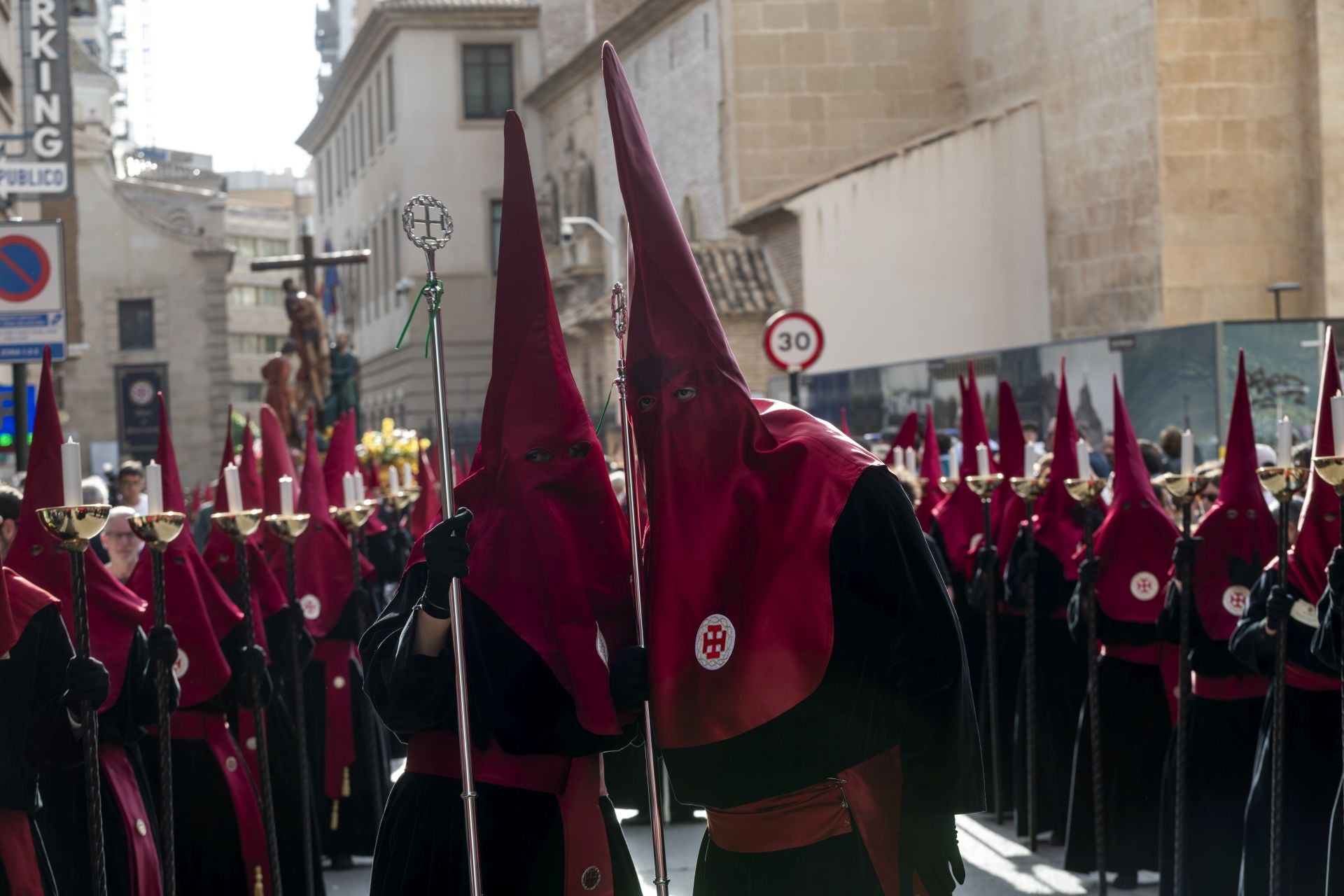 Luto en las calles de Murcia en el Viernes Santo