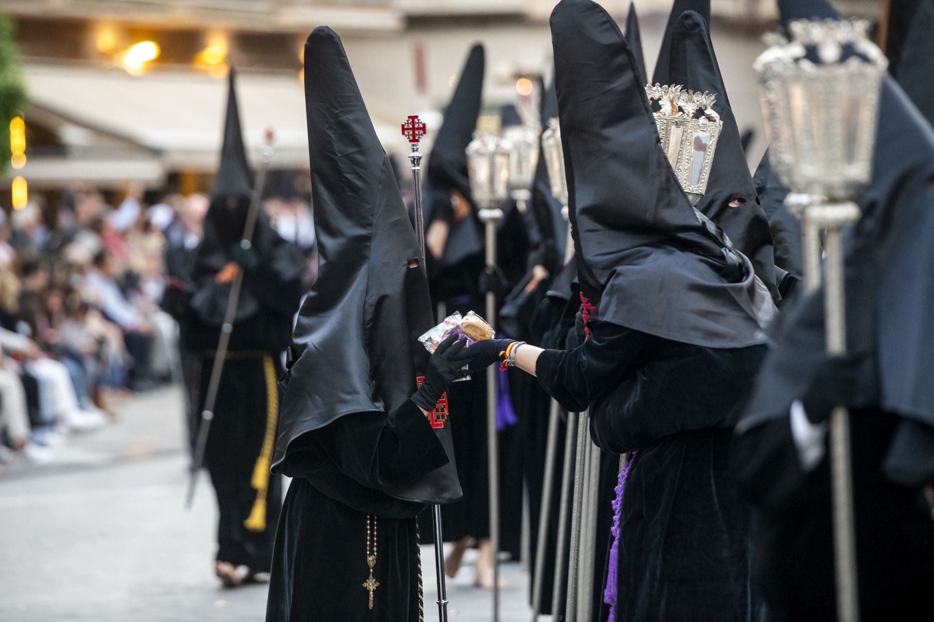 Luto en las calles de Murcia en el Viernes Santo